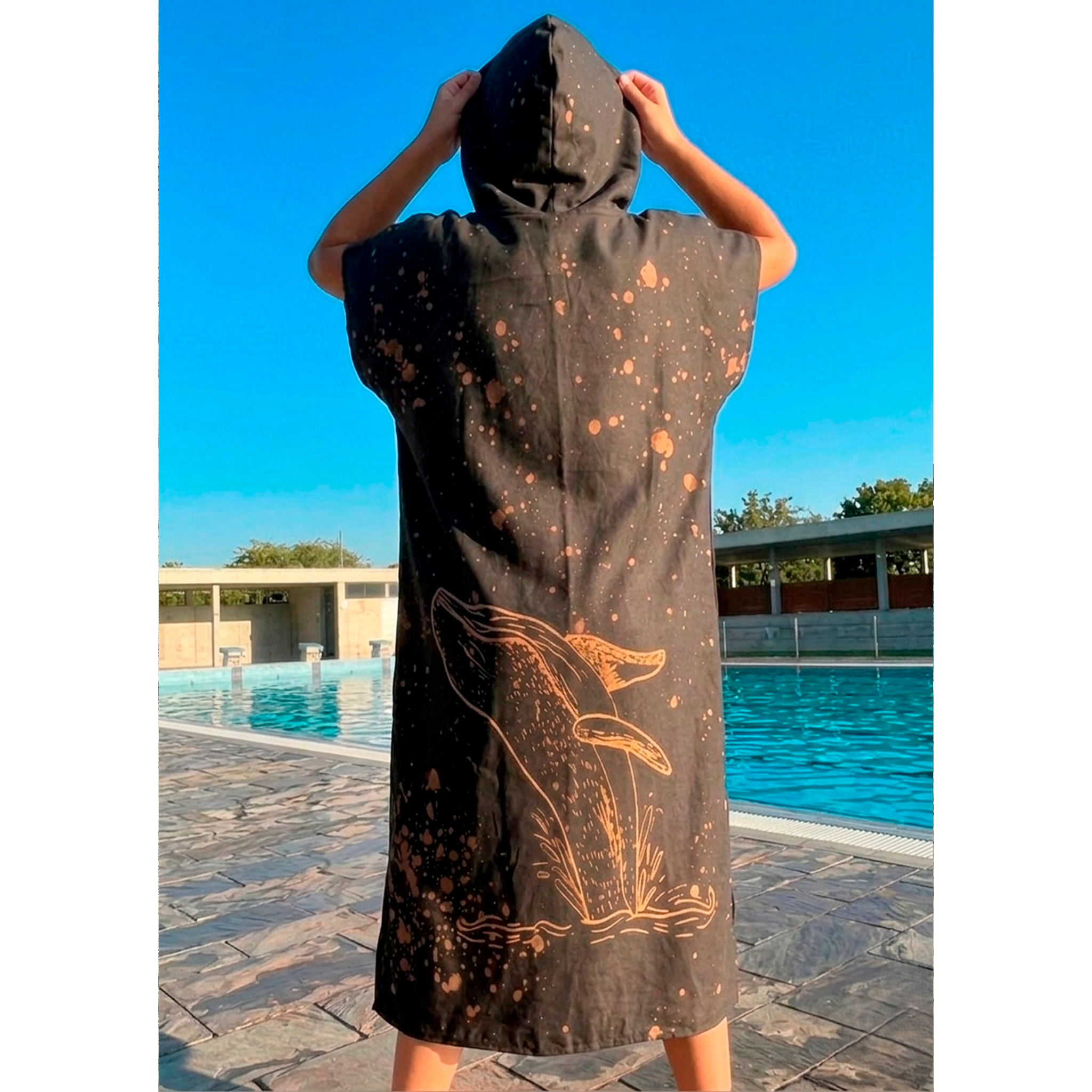 PONCHO - TOALLA DE MICROFIBRA ECOLÓGICA - BALLENA